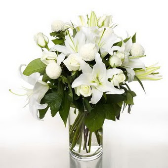  Diyarbakır uluslararası çiçek gönderme  1 dal cazablanca 7 adet beyaz gül vazosu
