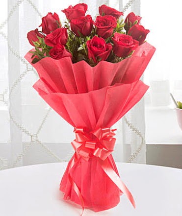 12 adet kırmızı gülden modern buket  Diyarbakır 14 şubat sevgililer günü çiçek 