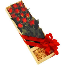 kutuda 12 adet kirmizi gül   Diyarbakır 14 şubat sevgililer günü çiçek 