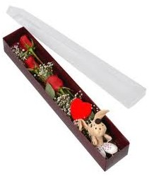 kutu içerisinde 3 adet gül ve oyuncak  Diyarbakır çiçekçi telefonları 