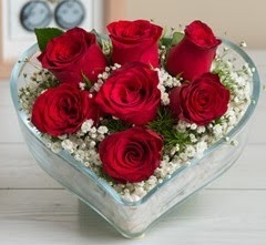 Kalp içerisinde 7 adet kırmızı gül  Diyarbakır uluslararası çiçek gönderme 