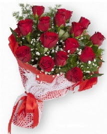 11 kırmızı gülden buket  Diyarbakır internetten çiçek siparişi 